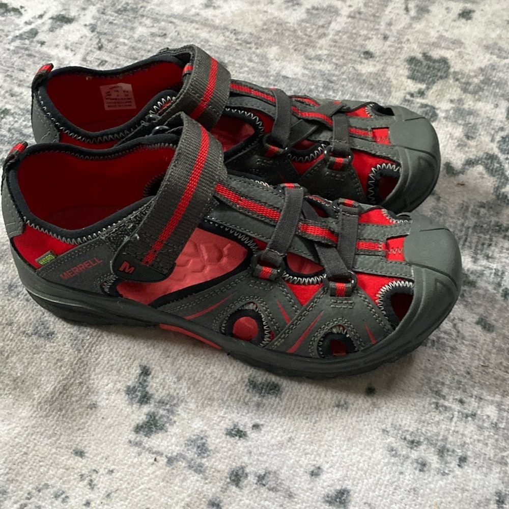 Merrell Big Boys Size 4 Closed Toe Gray Red Select Grip Hydro Sandals